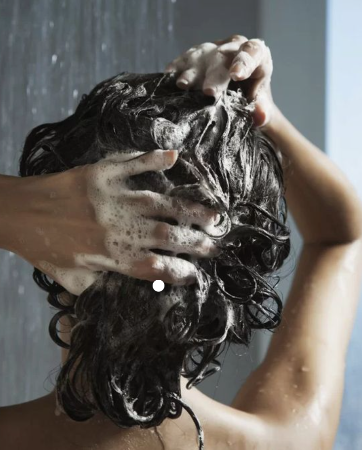 Cuidados com o cabelo em casa: Receitas e dicas para hidratação, nutrição e fortalecimento do cabelo utilizando produtos caseiros e acessíveis.